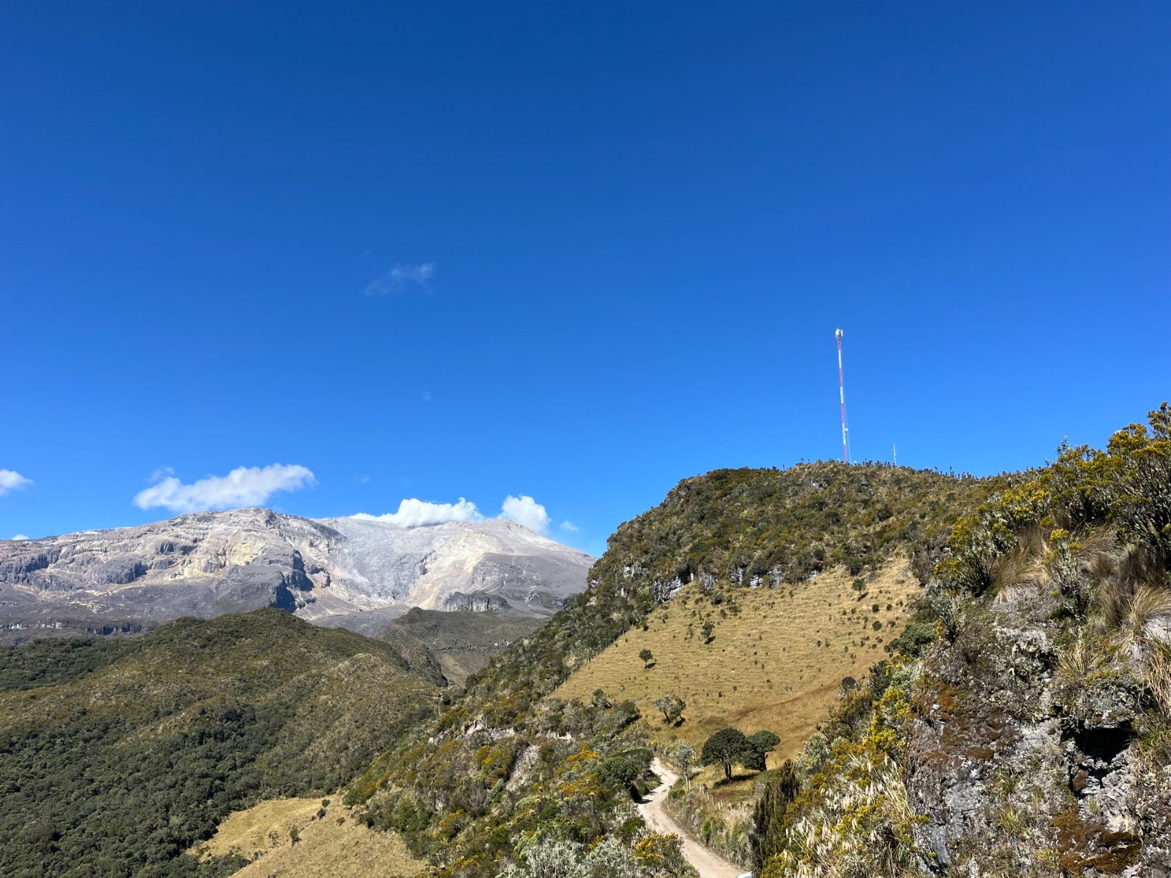 Sitio de microondas en la cordillera